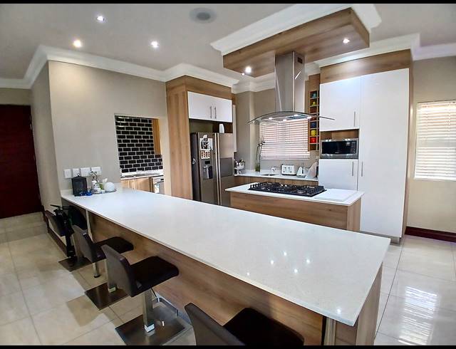 4 BEDROOM GOLF ESTATE FOR SALE IN BLUE VALLEY GOLF ESTATE